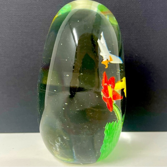 Fused glass bird glass paperweight. - Picture 4 of 8